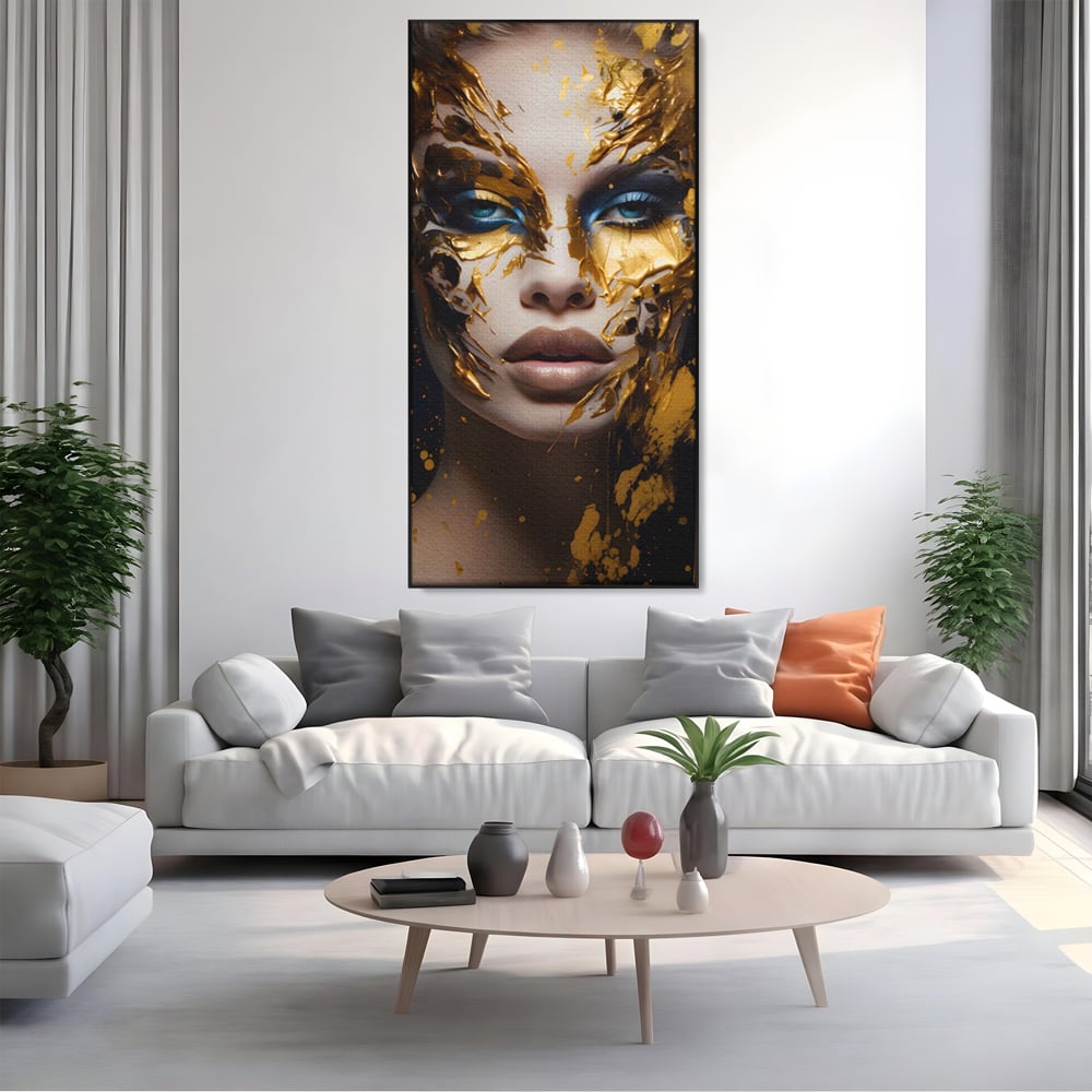 Tablou canvas cu tablou canvas cu portret de femeie si foita de aur, in rama de aluminiu negru, pe perete intr-un living